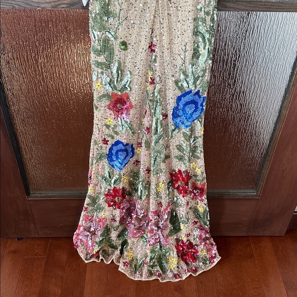 MAC DUGGAL
Beige Floral Embellished Spaghetti Strap Gown size 12 - Picture 9 of 11